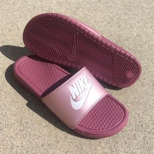 WMNS NIKE BENASSI SLIDES JUST DO IT PLUMS BERRYS BERRIES